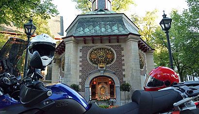 Ein Motorrad steht vor der Gnadenkapelle in Kevelaer.