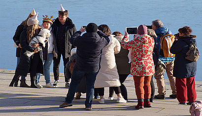 Beim Fotografieren ist oft die Perspektive entscheidend. Das lernte die Teilnehmenden des aktuellen Presseseminars im Modul „Digitale Fotografie“ unter Leitung von Referent und Fotograf Oskar Neubauer. 