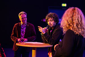 Regisseur und Drehbuchautor Ramzi Ben Sliman (Mitte) beantwortete im Filmgespräch die Fragen des Publikums. Regisseur und Drehbuchautor Ramzi Ben Sliman (Mitte) beantwortete im Filmgespräch die Fragen des Publikums.