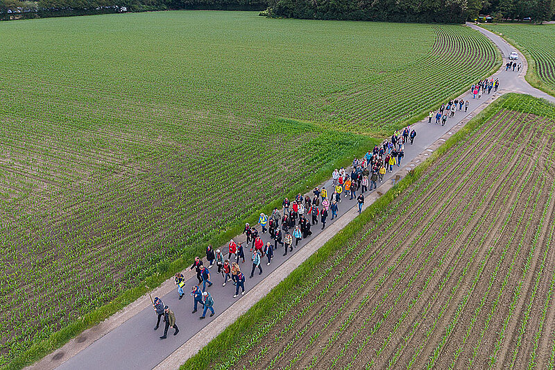 Gemeinsam pilgerten Männer und Frauen aus ganz unterschiedlichen Berufen die rund 10 Kilometer von Emstek über Höltinghausen nach Bethen.