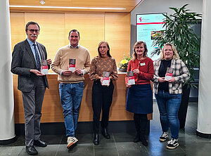 Vor der Rezeption der LVHS empfängt Sie das Pädagogen-Team und präsentiert das neue Jahresprogramm des Bildungshauses für 2026 (von links nach rechts): Direktor Michael Gennert,  Maximilian Hermes, Dorothee Tiemann, Karin Ziaja und Susanne Wittkamp. 