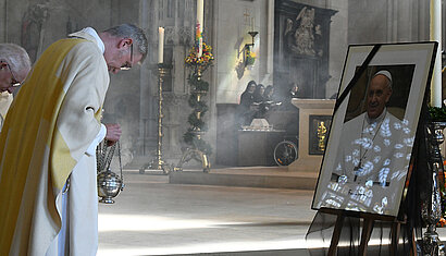 Hamers vor Papst-Bild