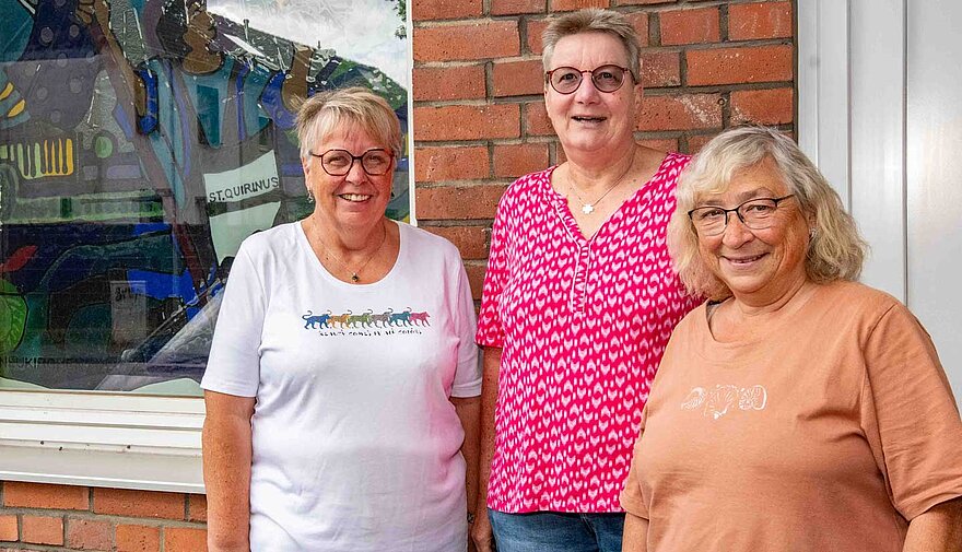 Drei Frauen stehen vor einem Gebäude. Drei Frauen stehen vor einem Gebäude.