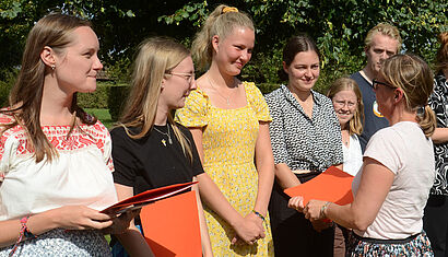 Freiwillige bei der Übergabe der Zertifikate