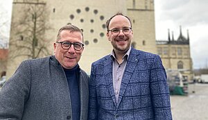 Prof. Thomas Schüller und Dr. Thomas Neumann stehen vor der Westfassade des St.-Paulus-Doms Münster. Prof. Thomas Schüller und Dr. Thomas Neumann stehen vor der Westfassade des St.-Paulus-Doms Münster.