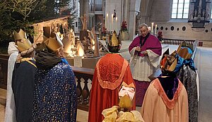 Die Sternsingerinnen und Sternsinger stehen mit Domkapitular Gerhard Theben an der die Krippe mit dem Jesuskind im St.-Paulus-Dom. Die Sternsingerinnen und Sternsinger stehen mit Domkapitular Gerhard Theben an der die Krippe mit dem Jesuskind im St.-Paulus-Dom.