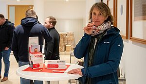 Stefanie Uphues nimmt einen Schleimhautabstrich in ihrem Mund vor. Stefanie Uphues nimmt einen Schleimhautabstrich in ihrem Mund vor.