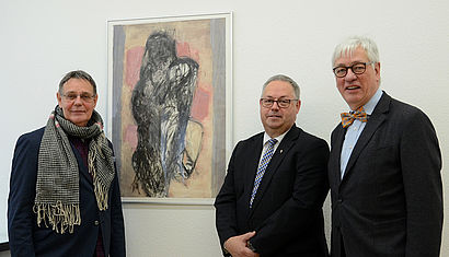 Der Künstler Luc Laignel, Pfarrer Peter Lenkers und Reinhold Berger (von links) stehen vor der Pietà im Pfarrheim St. Laurentius.