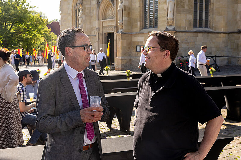 Nach dem Gottesdienst gab es ein Fest der Begegnung und des Austausches mit Bischof Heiner und den Besuchern der Amsteinführung.
