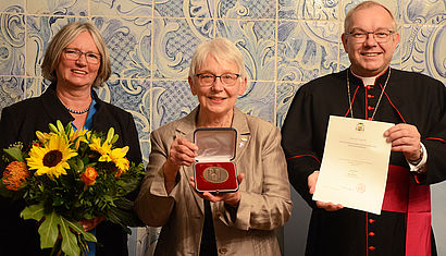 Gertrud Roth mit Weihbischof Hegge (rechts) und Judith Everding (links)