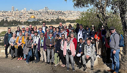 Foto einer Reisegruppe vor der Skyline von Jerusalem mit der goldenen Kuppel des Felsendoms.