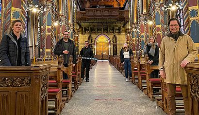 Sechs Personen stehen in der Marienbasilika.