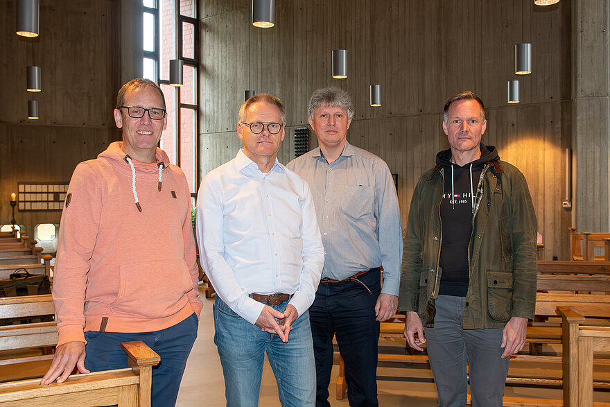 Hendrick Werbick (Pastoralreferent), Ulrich Fiege (Verwaltungsleiter), Robert Klein (stellv. Kirchenvorstandsvorsitzender) und Timo Holtmann (Pfarrer) (von links) stehen in der St.-Anna-Kirche.