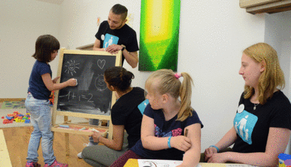 Kinder spielen mit den Betreuern