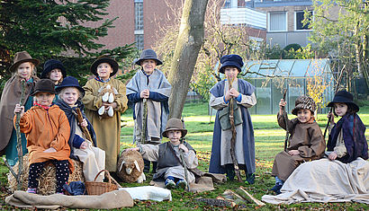 Kinder als Hirten verkleidet