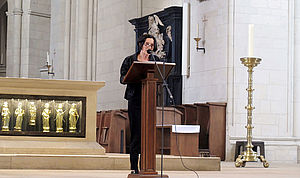 Herta Müller steht vor dem Altar des St.-Paulus-Doms an einem Stehpult und spricht in ein Mikrofon. Herta Müller steht vor dem Altar des St.-Paulus-Doms an einem Stehpult und spricht in ein Mikrofon.