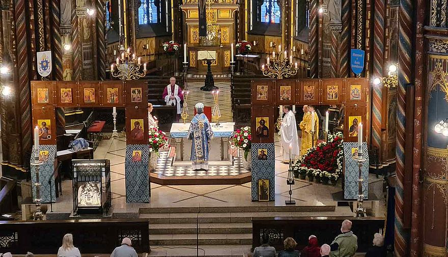 Bild von einem Gottesdienst in einer Kirche.