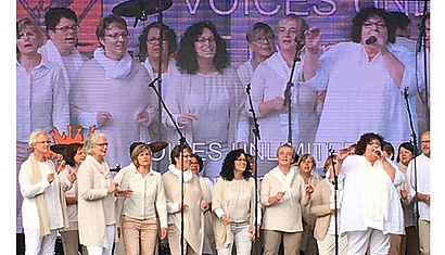 Die "Voices unlimited" singen.