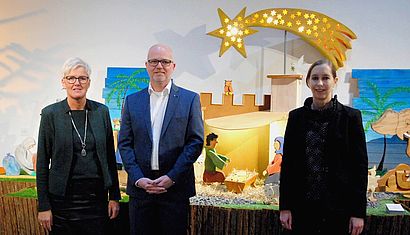 Dr. Kristin Kube (rechts, stellvertretende Museumsleiterin), Olaf Hartmann, (Leiter des Beratungscenters der Sparkasse Münsterland Ost in Telgte) und Brigitte Klausmeier (Kulturdezernentin Kreis Warendorf) freuen sich, dass Schulen aus dem Kreis die Fahrtkosten zum Museum Relígio ab sofort komplett erstattet werden.