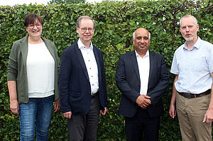 Stephanie Wolbeck (links), stellvertretende Kirchenvorstandsvorsitzende, Pfarrer Andreas Rösner (2. von links) und Pfarreiratsvorsitzender Ulrich Schlingmann (rechts) freuen sich auf Pater Zacharias, der ab Oktober das Seelsorgeteam unterstützt. 