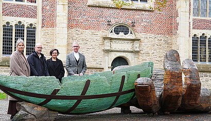 Flüchtlingsbeauftragte Stefanie Tegeler, Dr. Christian Müller von der Akademie Franz Hitze Haus, Mariya Sharko aus der Abteilung Weltkirche beim Bistum Münster und Diözesanadministrator Dr. Antonius Hamers mit der Glasarche