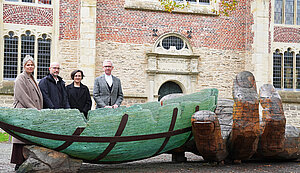 Stefanie Tegeler, Dr. Christian Müller, Mariya Sharko und Dr. Antonius Hamers stehen hinter der Glasarche. Stefanie Tegeler, Dr. Christian Müller, Mariya Sharko und Dr. Antonius Hamers stehen hinter der Glasarche.