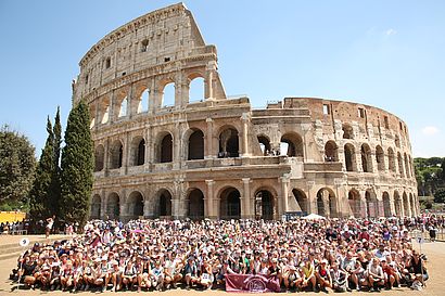 Vor dem Kolosseum im „Antiken Rom“ versammelten sich 1050 Messdienerinnen und Messdiener mit ihren Gruppenleitern und den Begleitern der Fa. Höffmann Reisen zum großen Foto