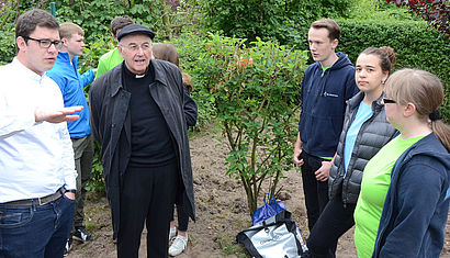 Bischof Dr. Felix Genn mit Jugendlichen und Kaplan Ralf Meyer in Greven