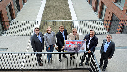 Gruppenfoto mit BSW-Geschäftsführer Markus Hoffmann, Studentin Lara Sommerfeld, Harald Ruhwinkel und Anette Brachthäuser von der Bauabteilung des Bistums, Verwaltungsdirektor Dr. Ralf Hammecke und Klinikpfarrer Dr. Leo Wittenbecher