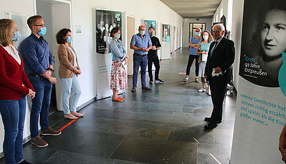 Bei der Eröffnung der Ausstellung im Diözesan-Caritasverband