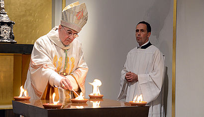 Bischof Genn entzündet fünf Feuer auf dem Altar. 
