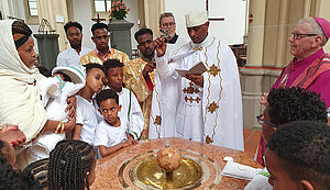 Erst vier Wochen jung ist Johannes, der im Rahmen des Gottesdienstes durch Pastor Medhanie Yohannes getauft wurde. Rechts Weihbischof em. Dieter Geerlings. Erst vier Wochen jung ist Johannes, der im Rahmen des Gottesdienstes durch Pastor Medhanie Yohannes getauft wurde. Rechts Weihbischof em. Dieter Geerlings.