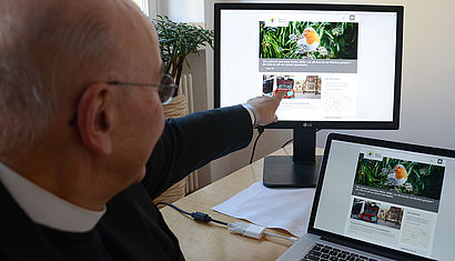 Bischof Genn betrachtet die neue Website
