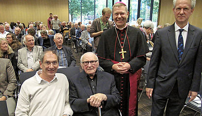 Dr. Michael Ramminger vom Institut für Theologie und Politik (links), Weihbischof Dr. Stefan Zekorn und Akademiedirektor Antonius Kerkhoff (rechts) gratulierten dem Theologen Johann Baptist Metz (2. Von links) beim Festakt in der Akademie Franz Hitze Haus zum 90. Geburtstag.