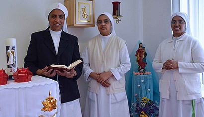 In ihrer kleinen Kapelle werden die Ordenschwestern Betsy, Leena und Linet (von links) die Fürbitten der Internetnutzer beten. 