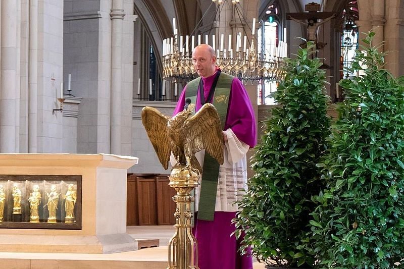 Ministerpräsident Armin Laschet und Dompropst Kurt Schulte sitzen auf zwei Stühlen nebeneinander im Altarraum des St. Paulus-Doms.