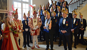 Unser Bild zeigt (von links) Prinzessin Lara-Marie I. Tomas, Jugendprinz Bert I. Müller, Stadtprinz Sascha I. von Zabern, Bischof Felix Genn und Generalprinzmarschall Paul Middendorf umringt von der Prinzengarde der Stadt Münster. Unser Bild zeigt (von links) Prinzessin Lara-Marie I. Tomas, Jugendprinz Bert I. Müller, Stadtprinz Sascha I. von Zabern, Bischof Felix Genn und Generalprinzmarschall Paul Middendorf umringt von der Prinzengarde der Stadt Münster.