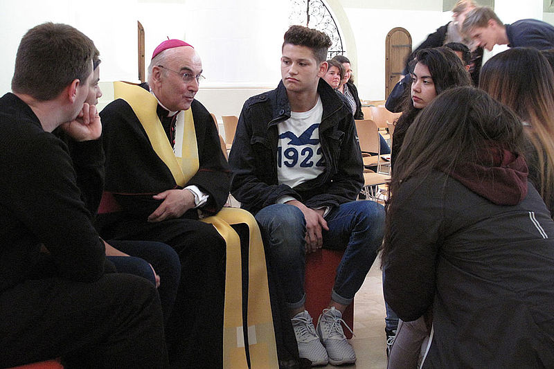 Bischof Felix im Gespräch mit Jugendlichen