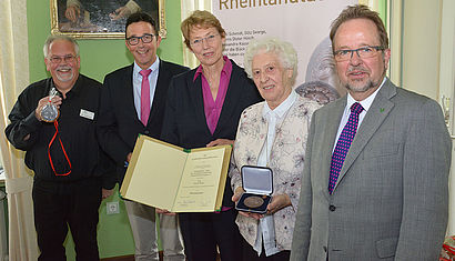 Peter Hahnen, mit einem essbaren Rheinlandtaler in der Hand, begrüßte die Gäste im Roko-kosaal: Christoph Landscheidt, Karin Schmitt-Promny, Helene Riedel und Ansgar Müller (von links). 