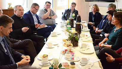 Weihbischof Dr. Christoph Hegge mit Religionslehrern