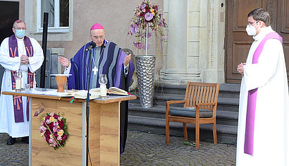 Bischof Dr. Felix Genn (Mitte), Weihbischof Dr. Christoph Hegge (links) und Burgkaplan Ralf Meyer (rechts)