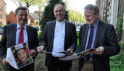 Dr. Ralf Hammecke, Weihbischof Rolf Lohmann und Dr. Christof Haverkamp (v.l.) haben das neue Magazin in der Hand und blättern darin.