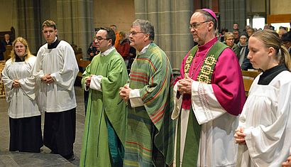 Gemeinsam mit den Messdienerinnen und Messdienern zogen (von links) Kaplan Christoph Potowski, Propst Klaus Wittke und Weihbischof Rolf Lohmann in den St.-Viktor-Dom ein.