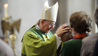 Bischof Genn segnet Trauernde