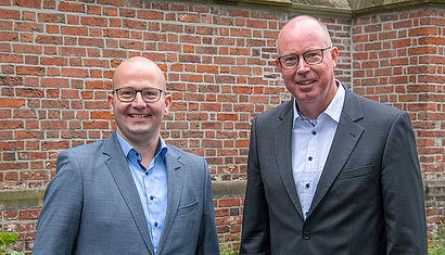 Patrick de Vries (links) leitet die Geschäftsstelle des Kreisdekanats Wesel, ein wichtiger Ansprechpartner ist Kreisdechant Stefan Sühling.