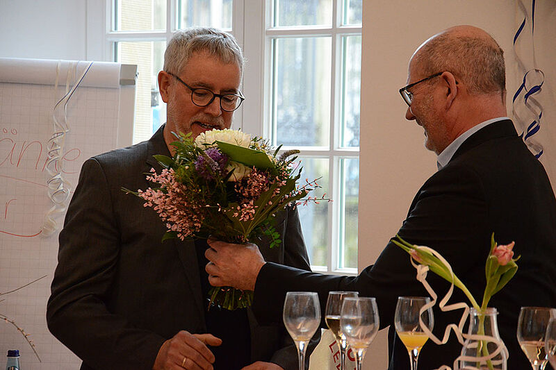 Martin Wißmann bekommt Blumen von Herr Vormweg überreicht.