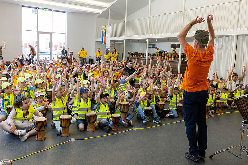 Die Trommelreise gehörte für viele Kinder zu den Höhepunkten des Tages.