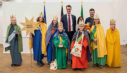 Die Sternsinger 2023 in der Staatskanzlei mit Ministerpräsident Wüst, 