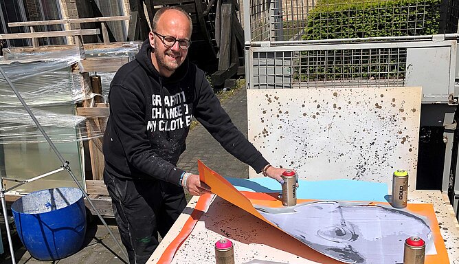 Mika Springwald arbeitet an einem Porträt von Karl Leisner.