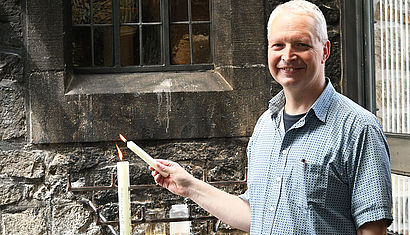 Wallfahrtsassistent Uwe van der Loo schaut jeden Morgen in der Kapelle vorbei und füllt die Regale auf. Foto